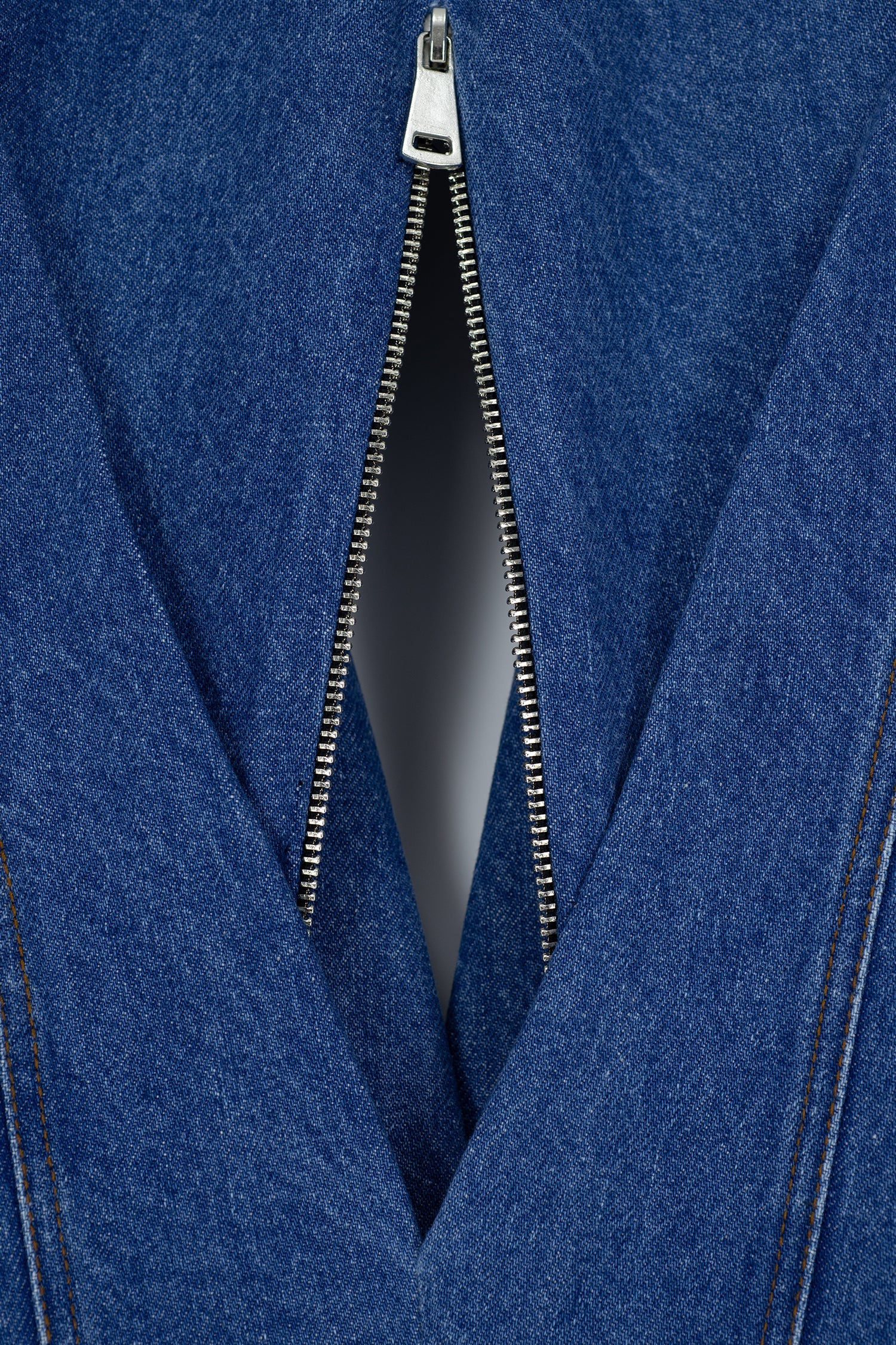 The Illusion Of A Tie Blazer İn Denim
