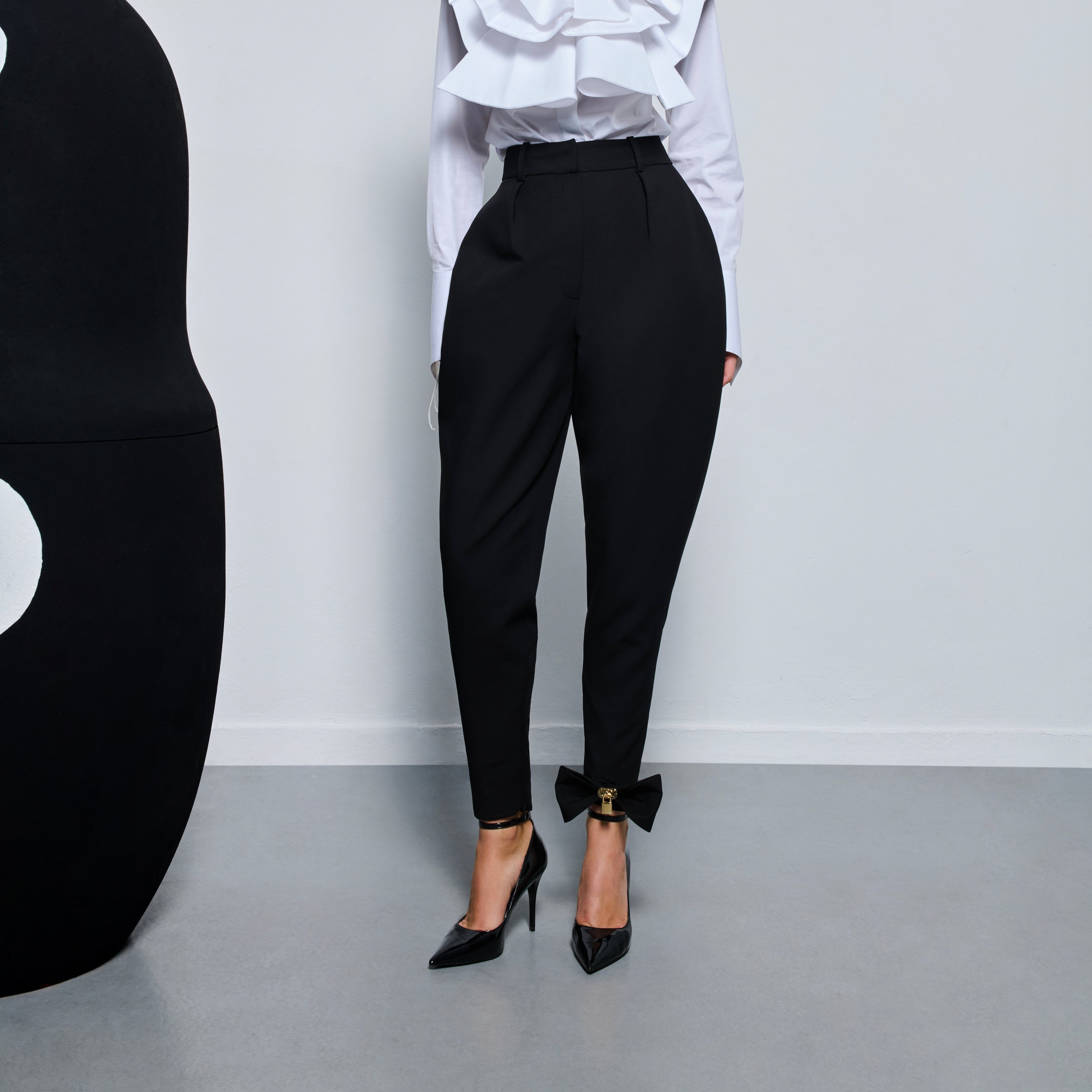 بنطالها الأبيض المطوي
