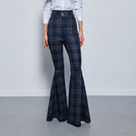 بنطالها الأبيض المطوي
