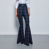 بنطالها الأبيض المطوي
