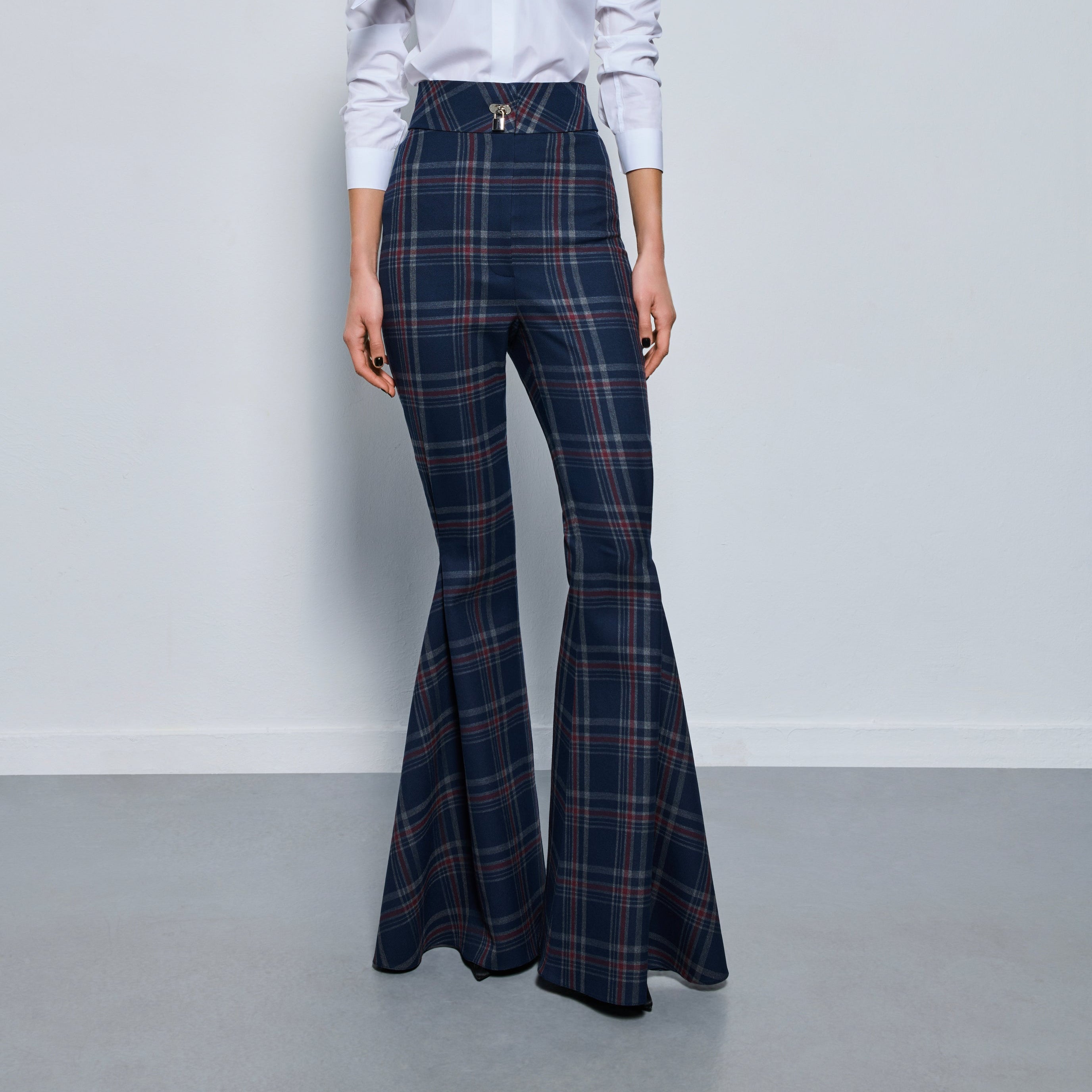 بنطالها الأبيض المطوي
