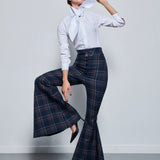 بنطالها الأبيض المطوي
