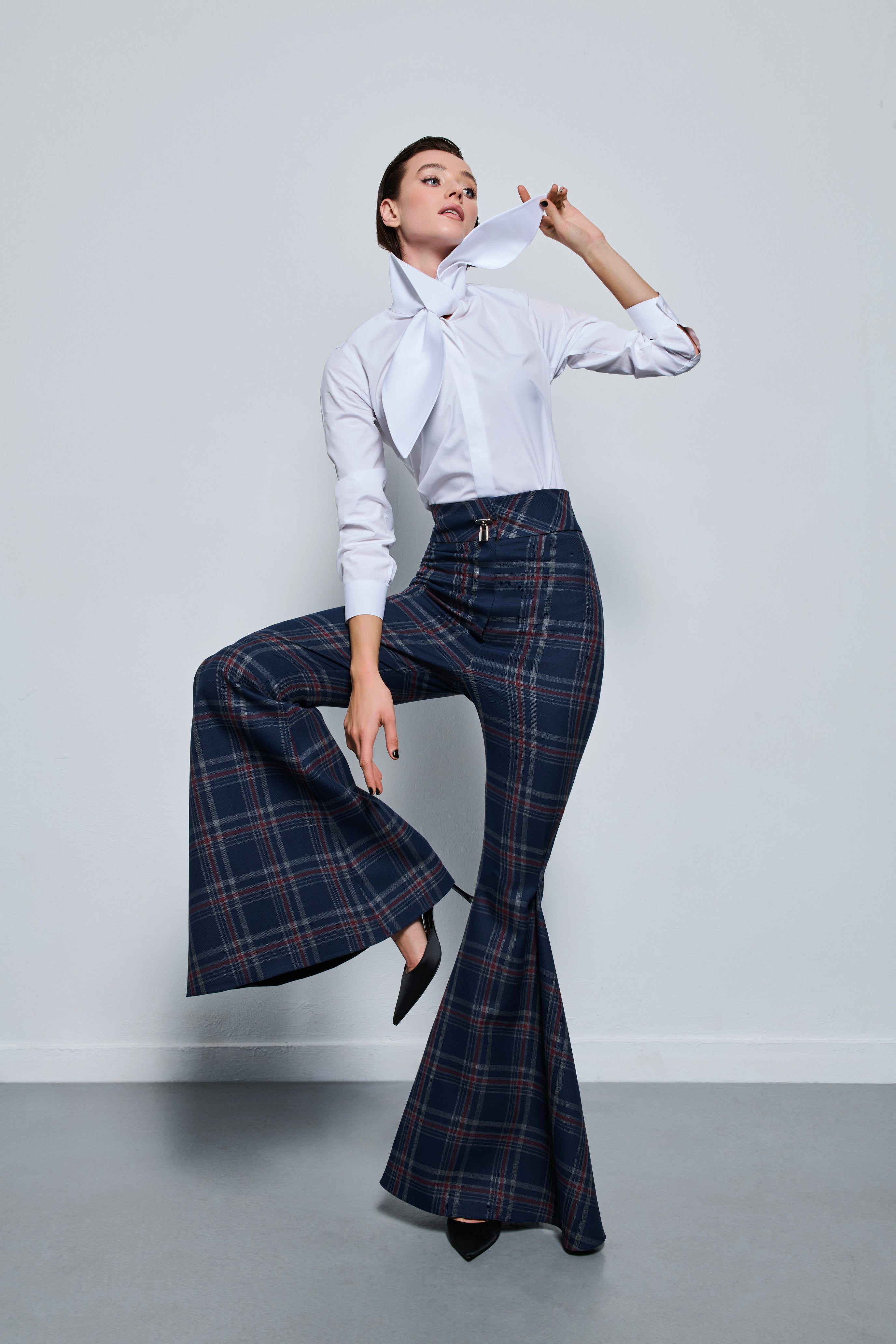 بنطالها الأبيض المطوي
