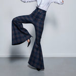 بنطالها الأبيض المطوي
