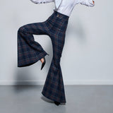 بنطالها الأبيض المطوي
