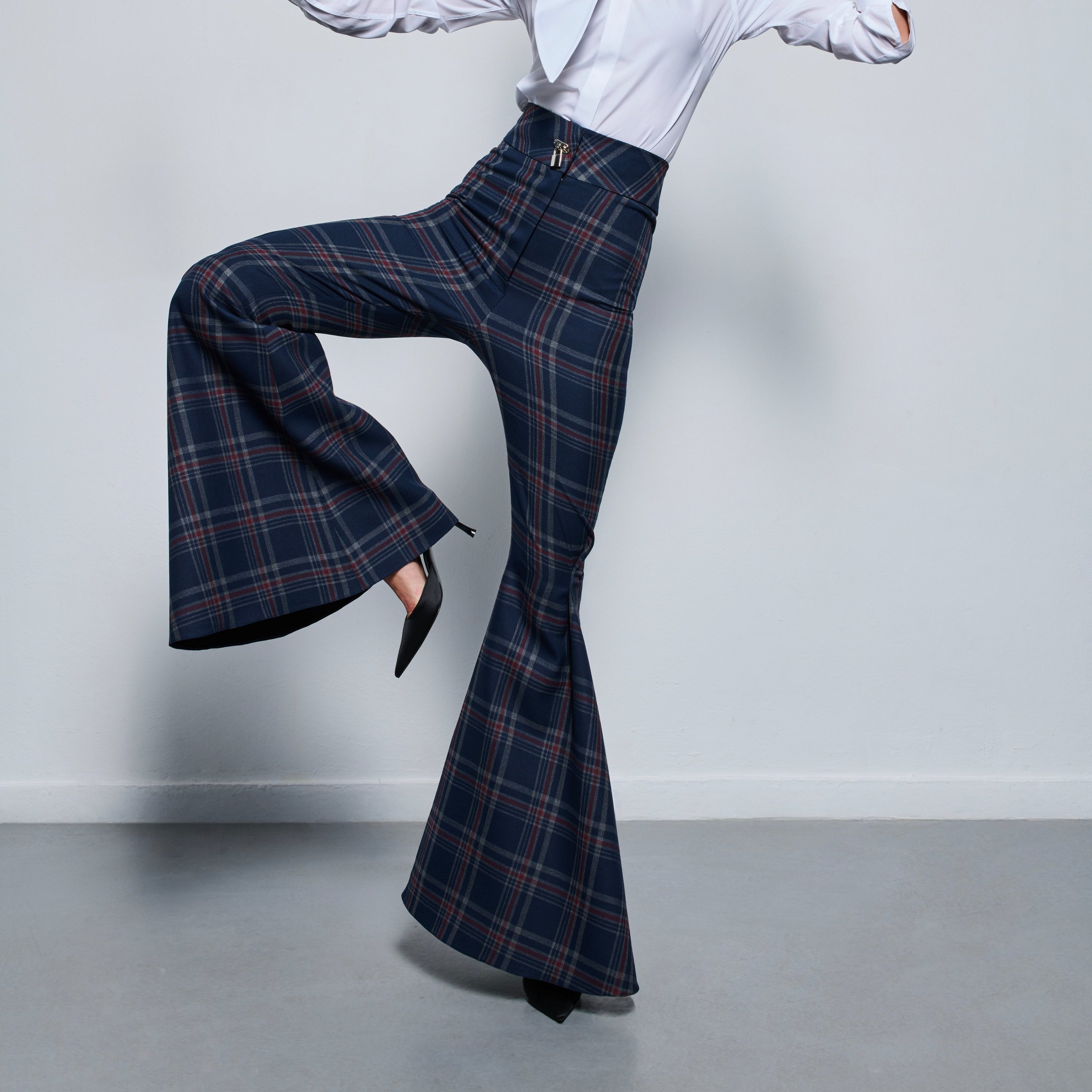 بنطالها الأبيض المطوي
