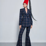 بنطالها الأبيض المطوي
