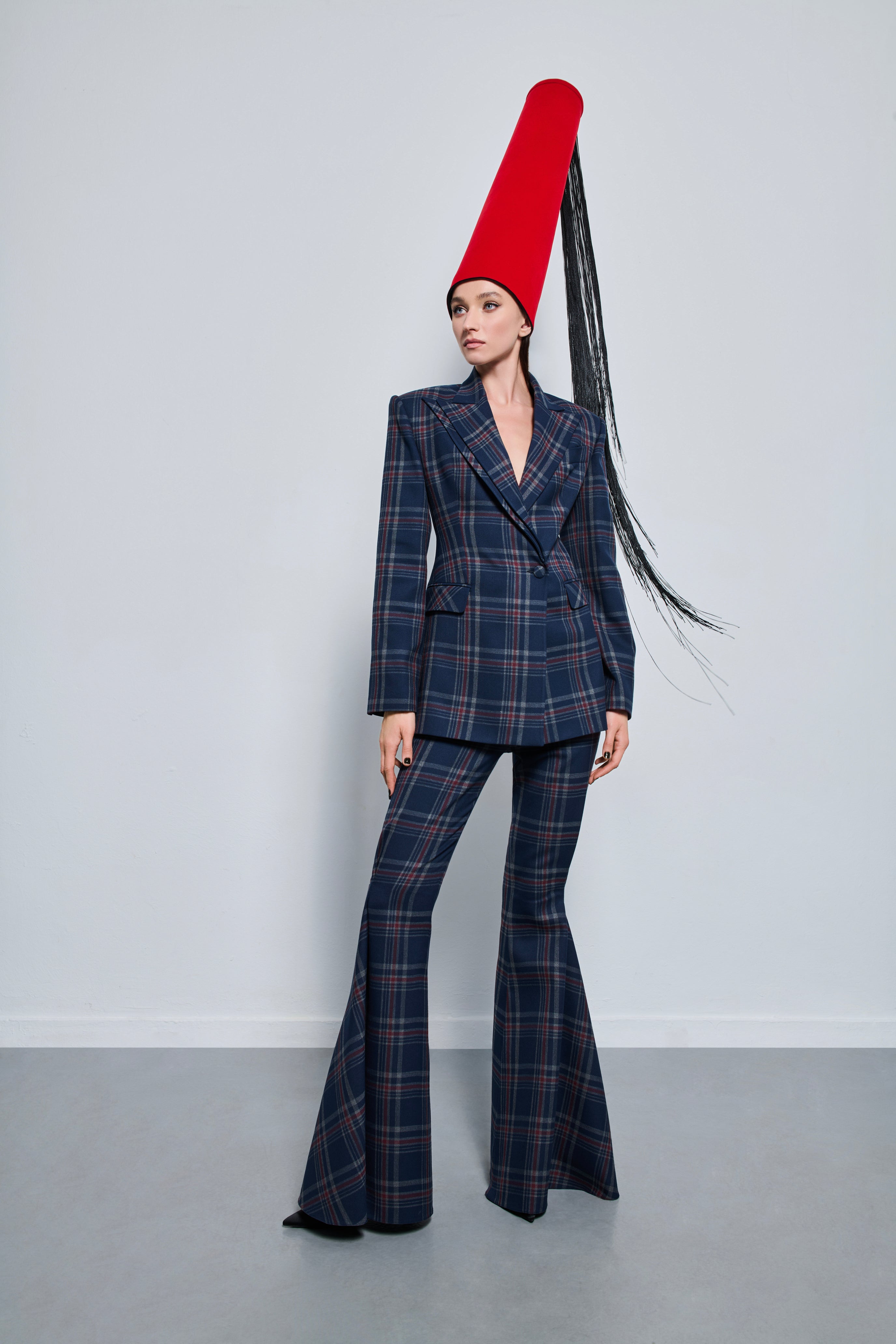 بنطالها الأبيض المطوي
