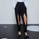 بنطالها الأبيض المطوي
