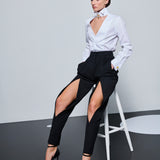 بنطالها الأبيض المطوي
