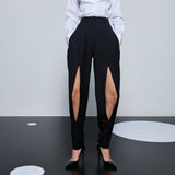 بنطالها الأبيض المطوي
