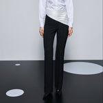 بنطالها ذو الياقة البيضاء
