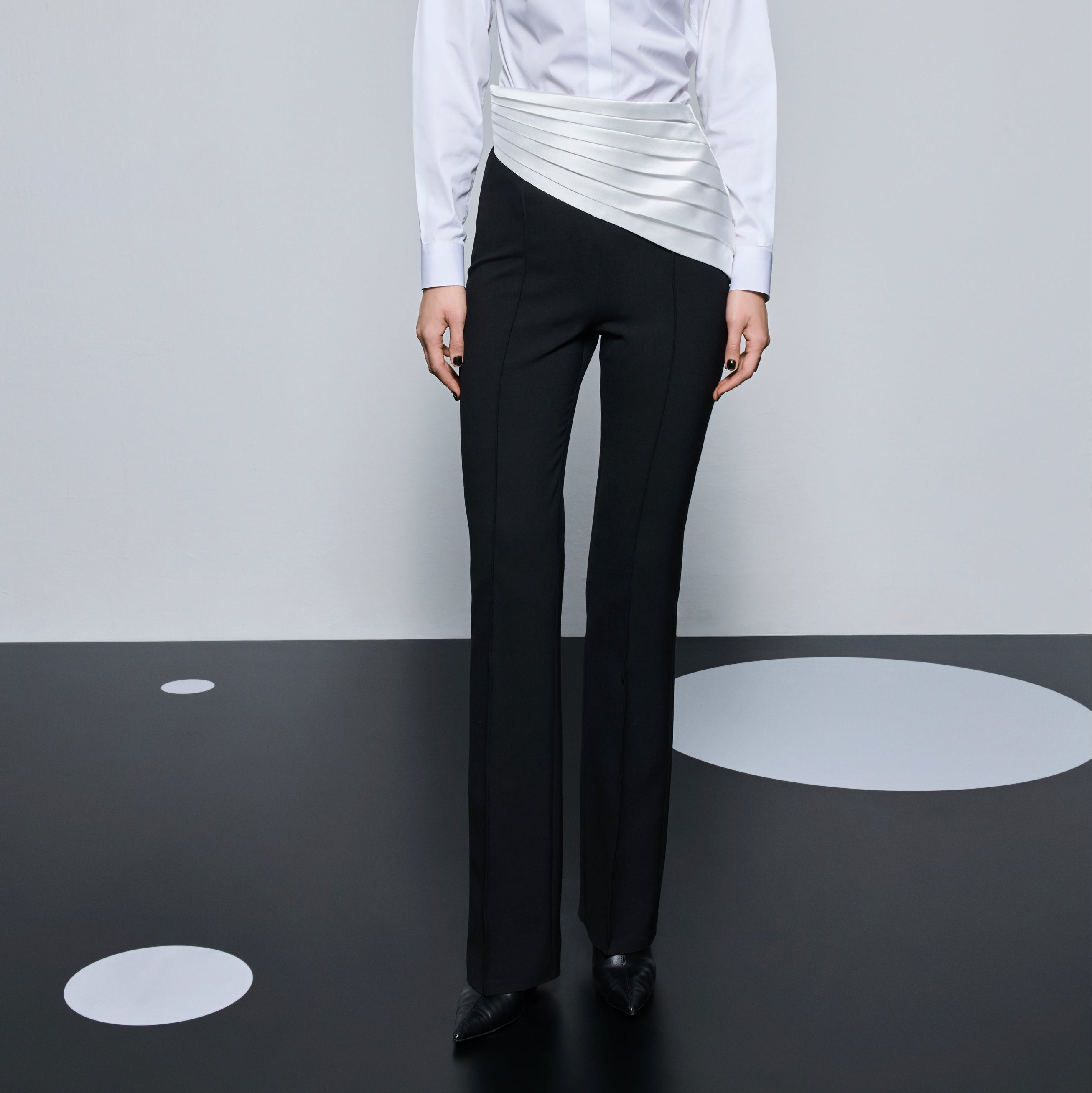 بنطالها ذو الياقة البيضاء
