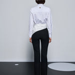 بنطالها ذو الياقة البيضاء
