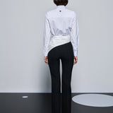 بنطالها ذو الياقة البيضاء
