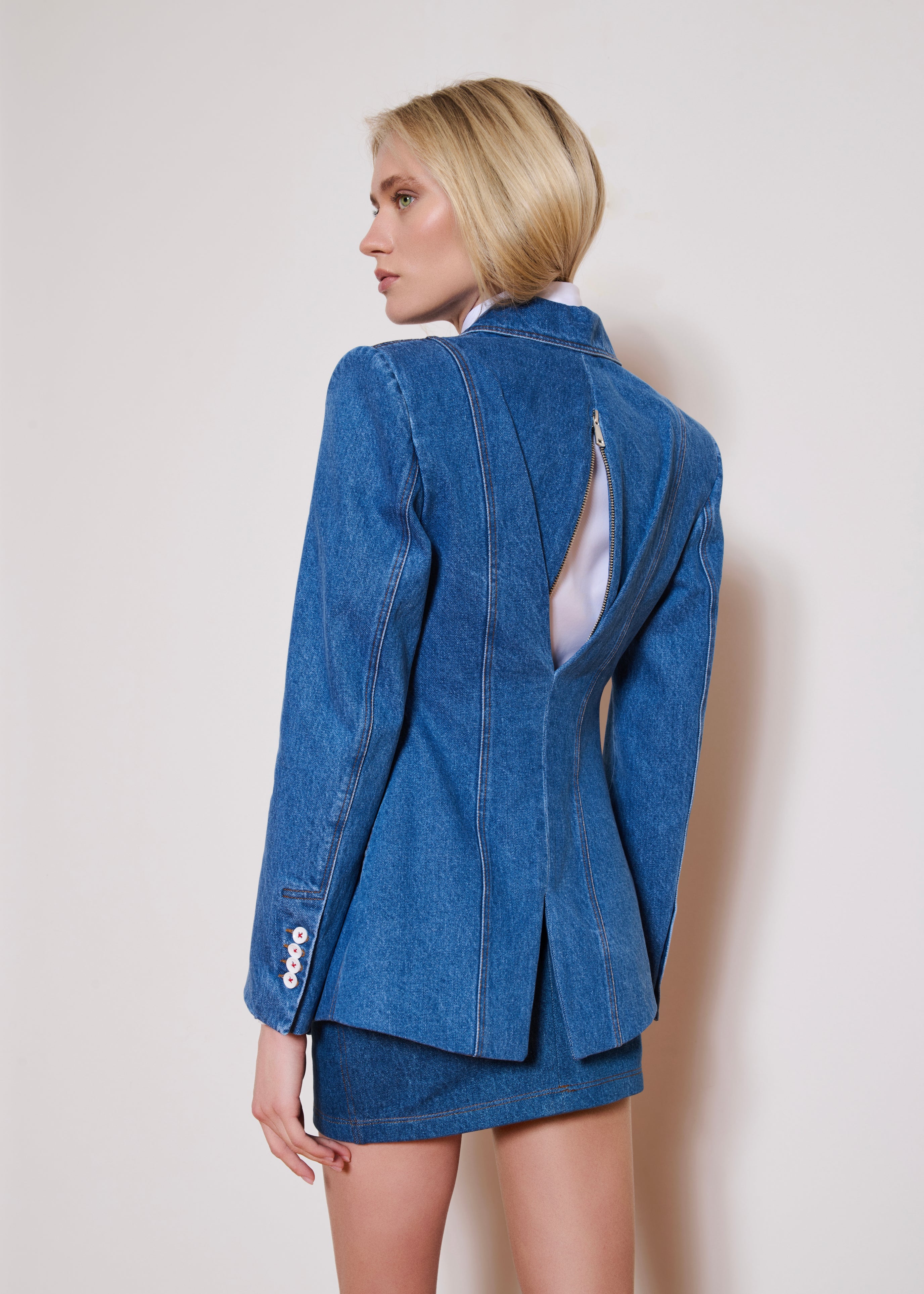 The Illusion Of A Tie Blazer İn Denim
