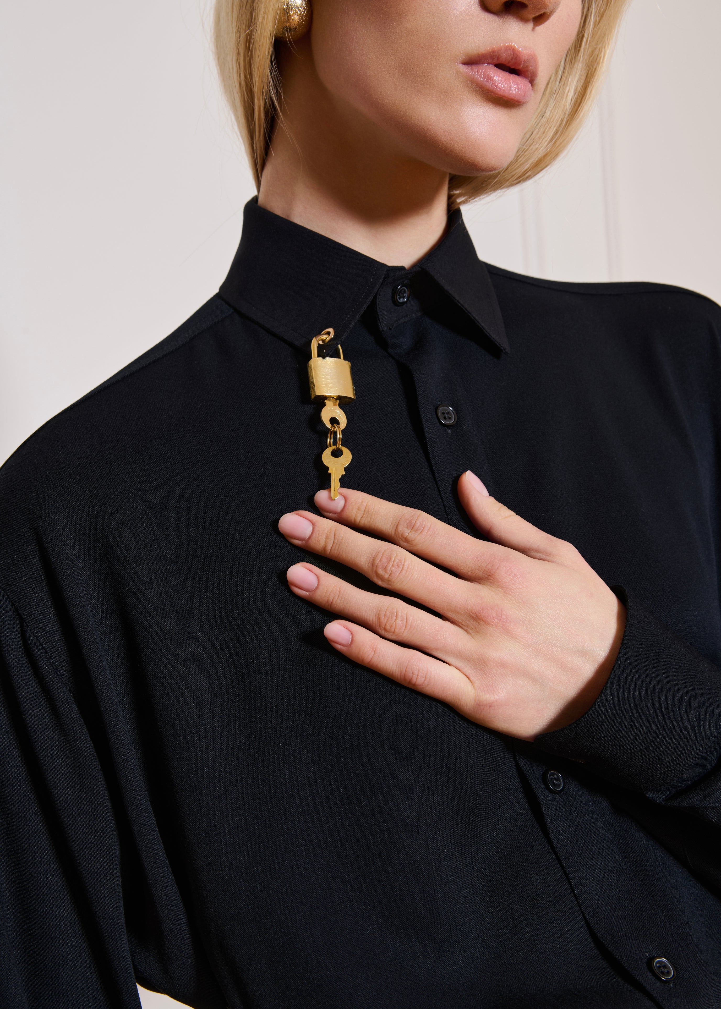Her Clé Noir Shirt
