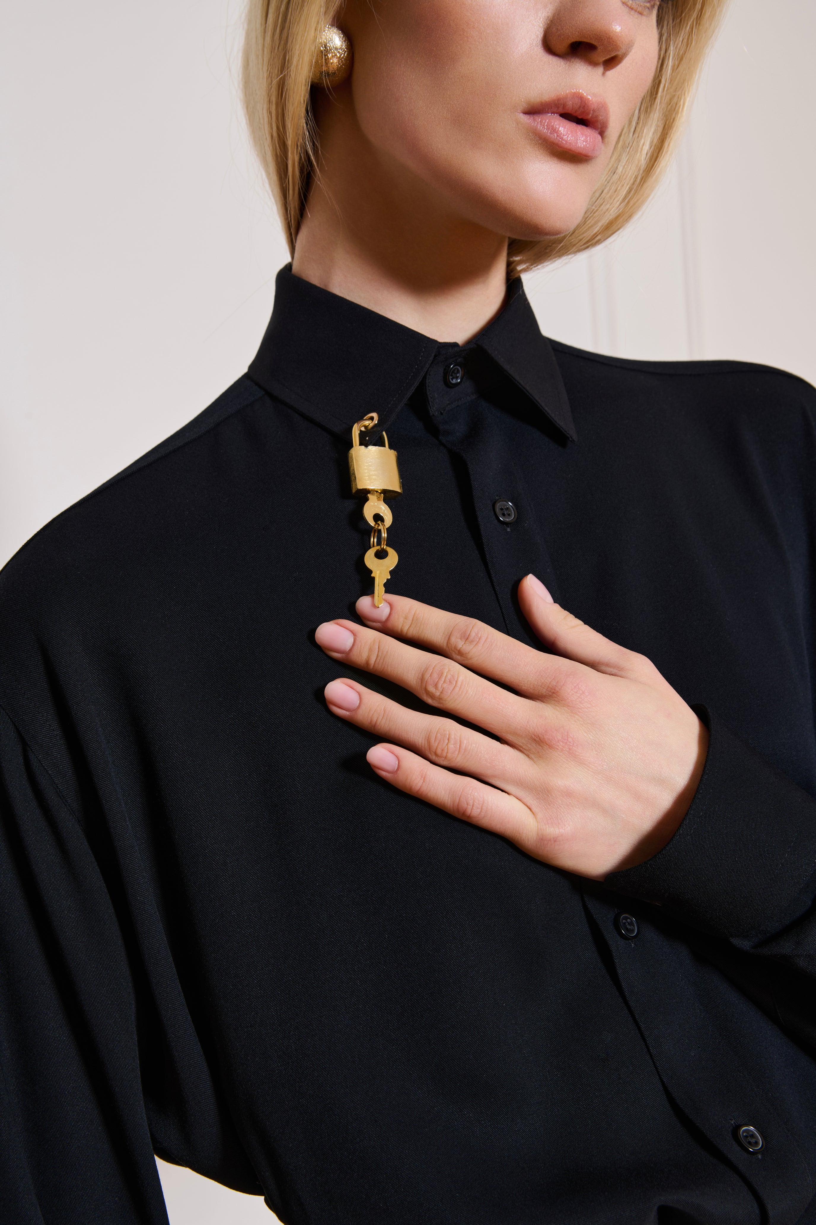 Her Clé Noir Shirt
