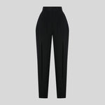 بنطالها الأبيض المطوي
